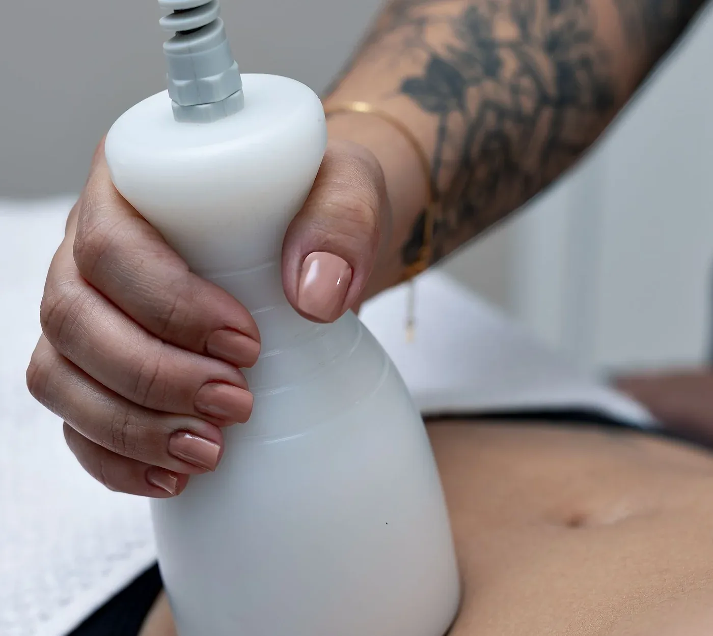 Body sculpting device being used on a woman’s abdomen